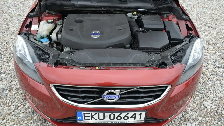 VOLVO V40 -