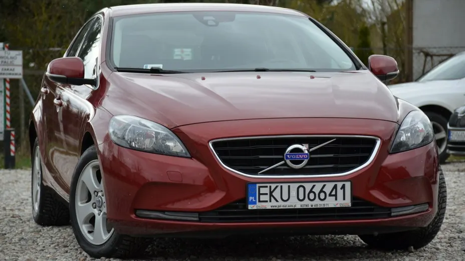 VOLVO V40 -