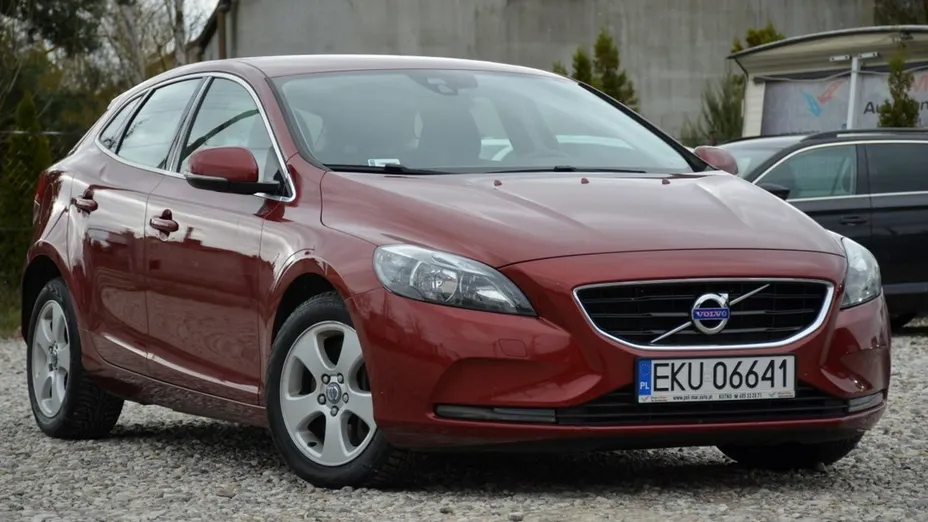 VOLVO V40 -