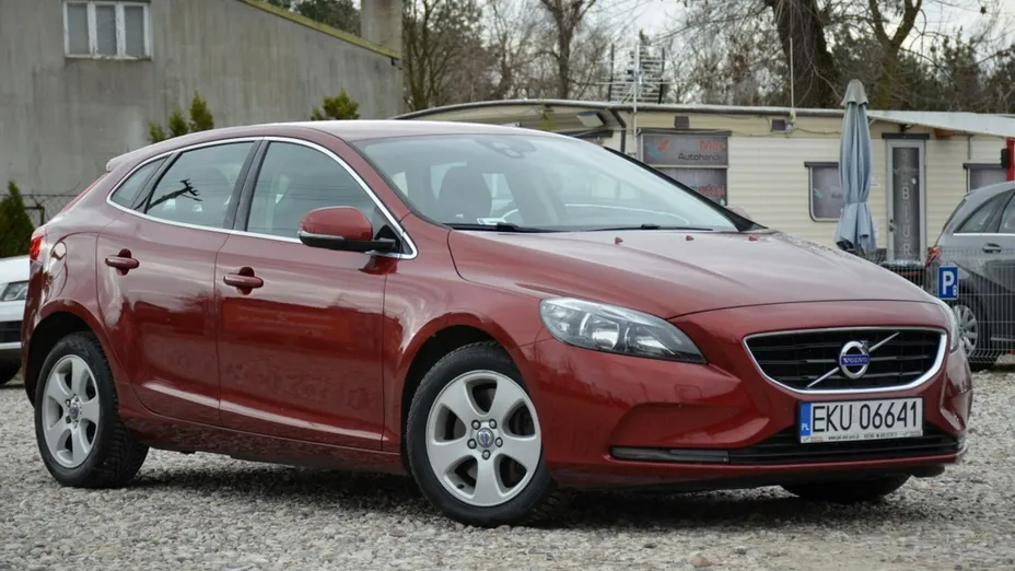 VOLVO V40 -