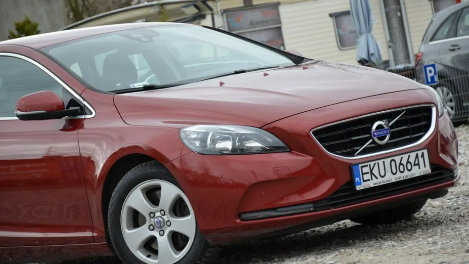 VOLVO V40 -