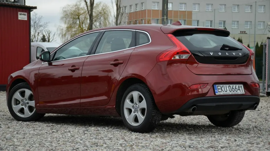 VOLVO V40 -