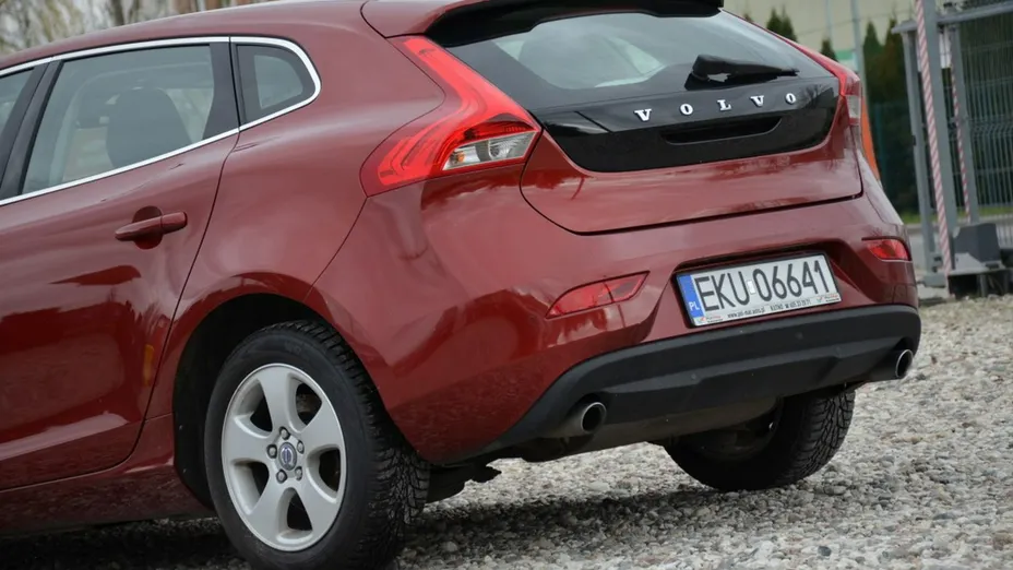 VOLVO V40 -