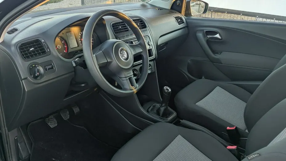 VOLKSWAGEN Polo -
