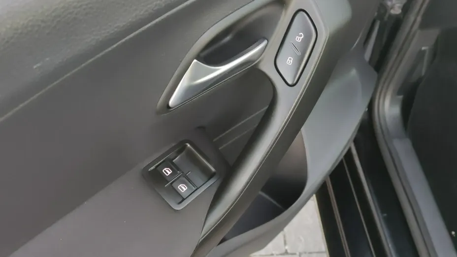 VOLKSWAGEN Polo -