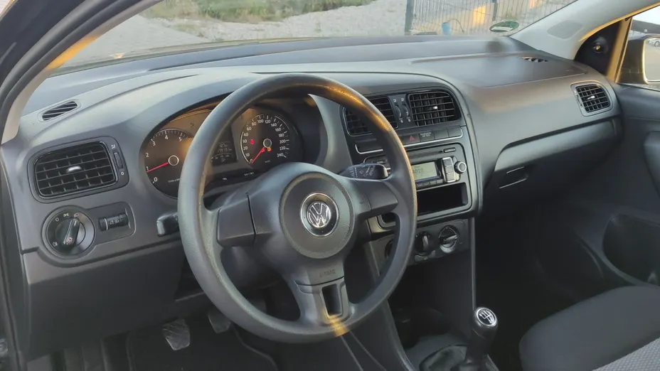 VOLKSWAGEN Polo -