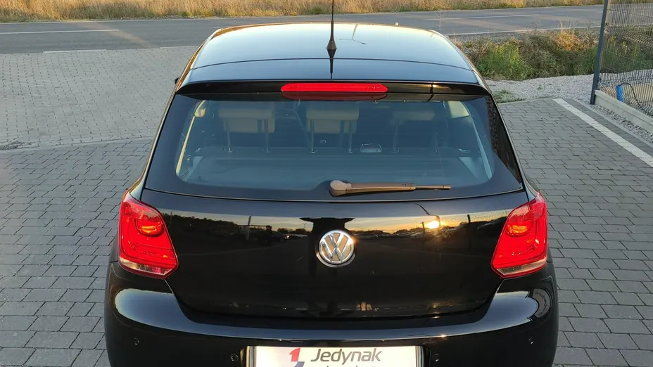VOLKSWAGEN Polo -