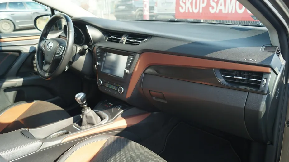 TOYOTA Avensis -