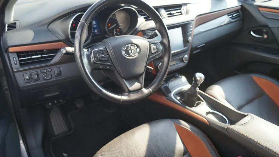 TOYOTA Avensis -