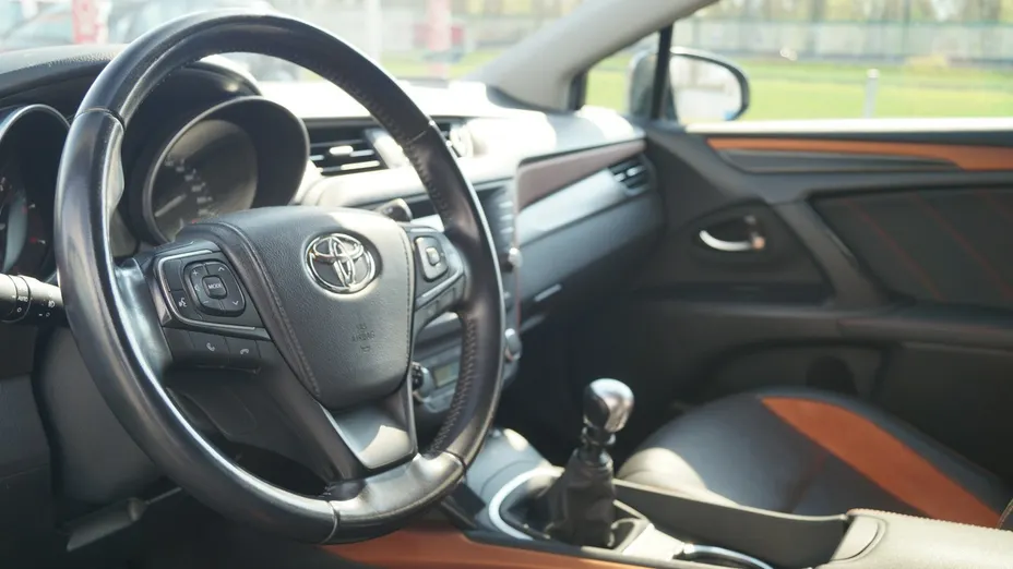 TOYOTA Avensis -