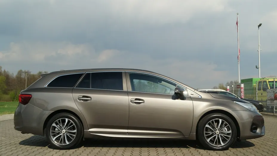 TOYOTA Avensis -