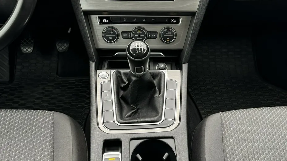 VOLKSWAGEN Passat -