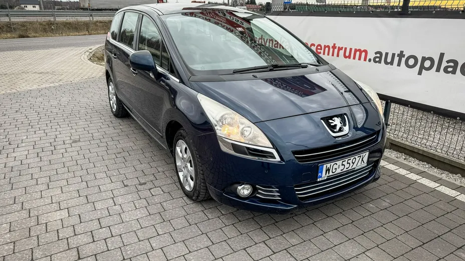 PEUGEOT 5008 -