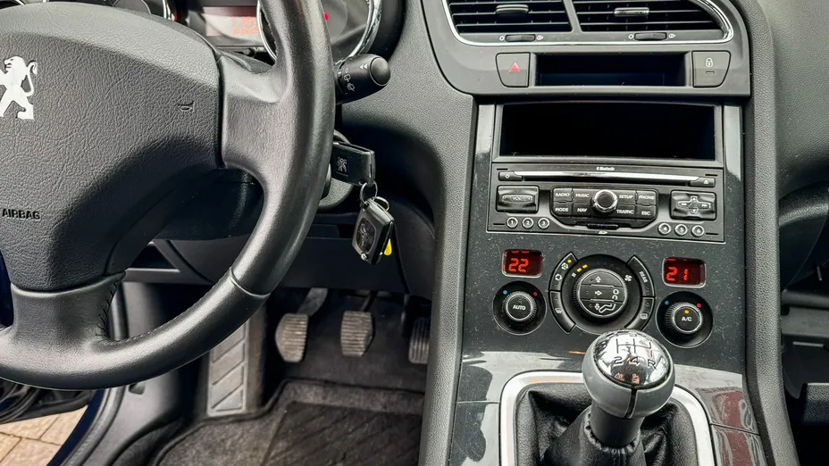 PEUGEOT 5008 -