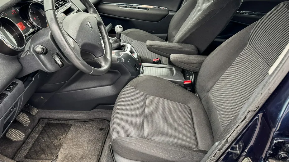 PEUGEOT 5008 -