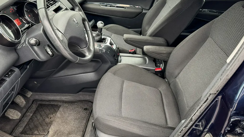 PEUGEOT 5008 -