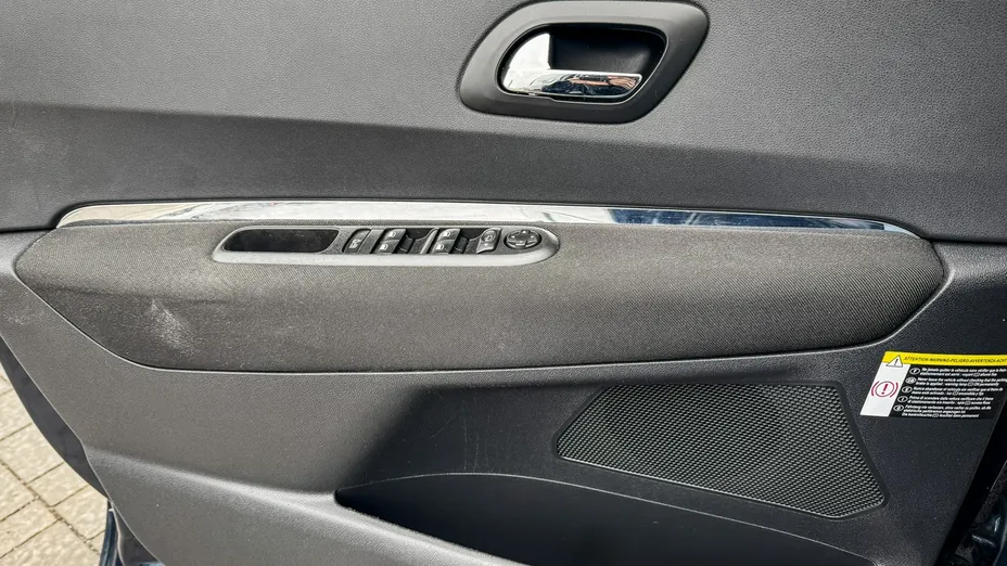 PEUGEOT 5008 -