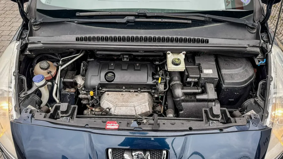 PEUGEOT 5008 -