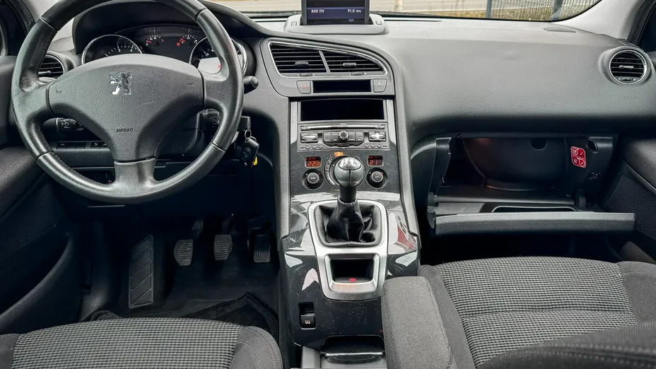 PEUGEOT 5008 -