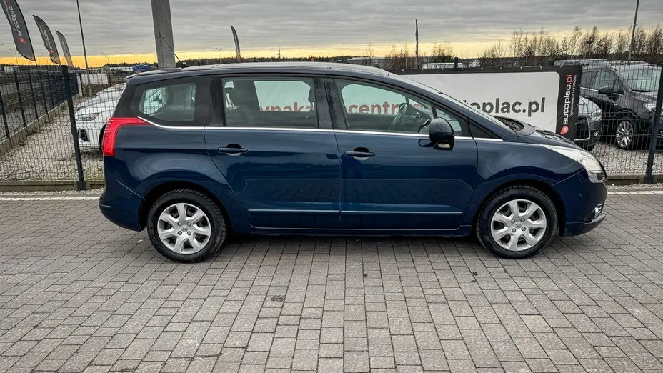 PEUGEOT 5008 -