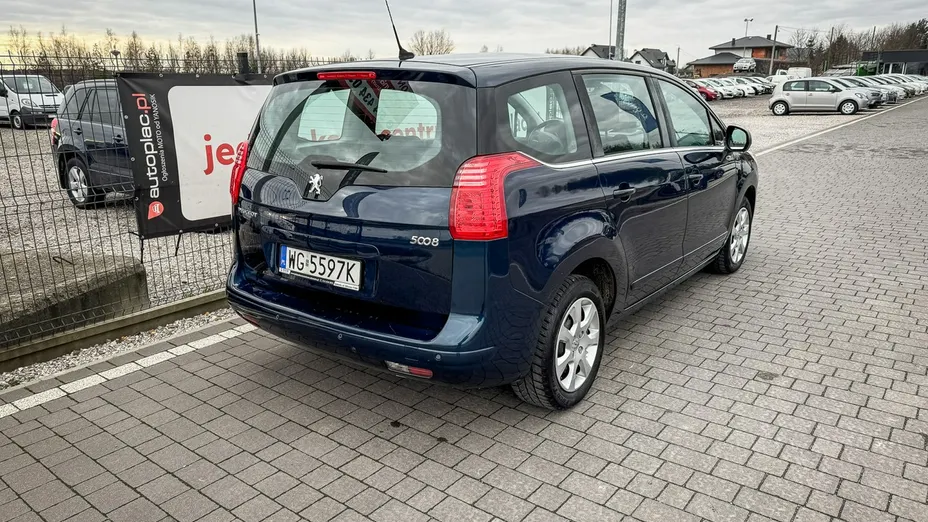 PEUGEOT 5008 -