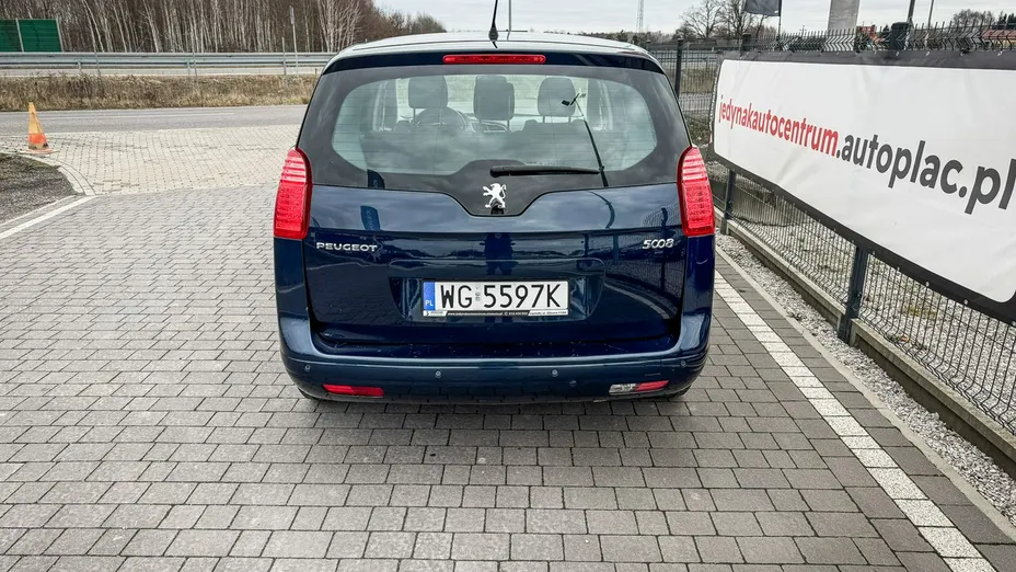 PEUGEOT 5008 -