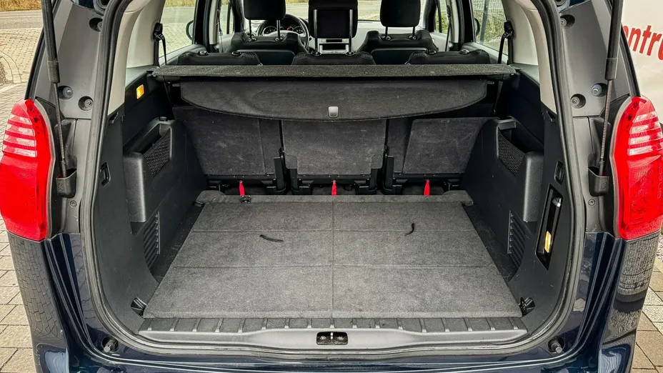 PEUGEOT 5008 -
