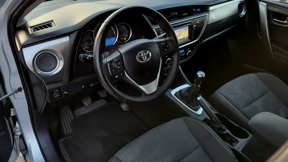 TOYOTA Auris -