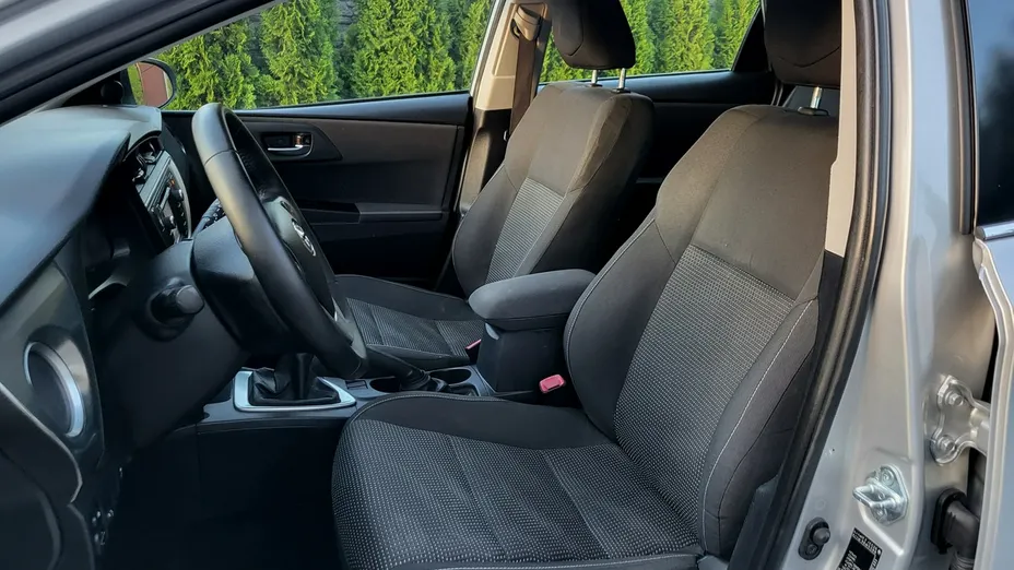 TOYOTA Auris -