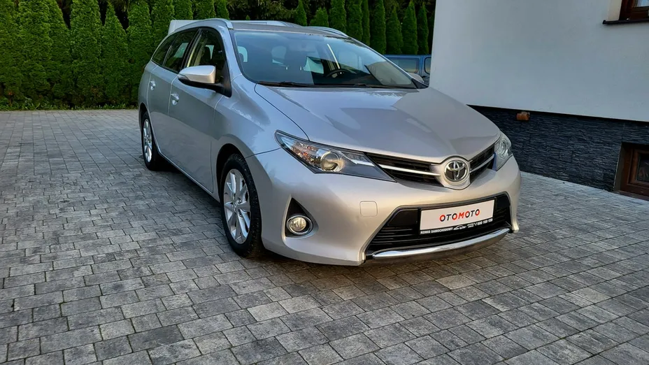 TOYOTA Auris -