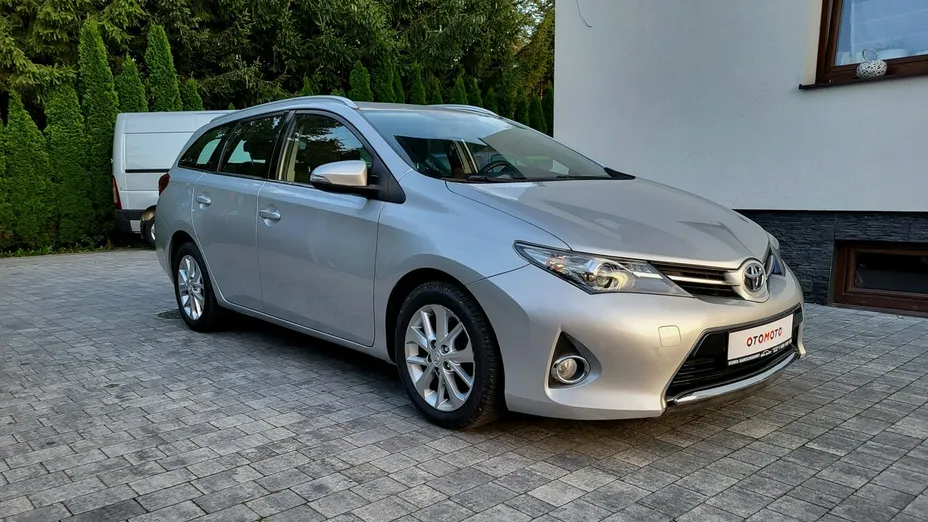 TOYOTA Auris -