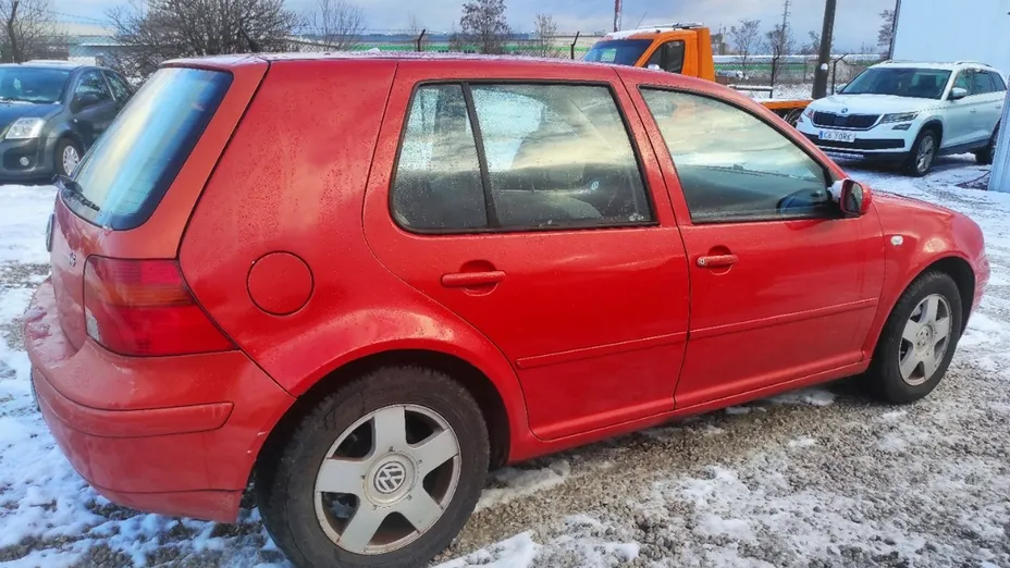 VOLKSWAGEN Golf -