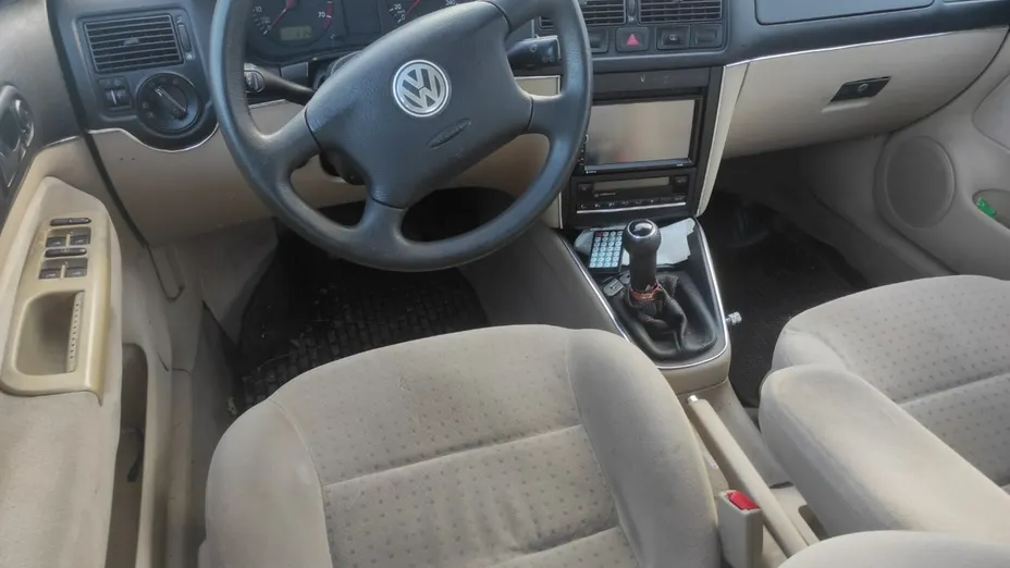 VOLKSWAGEN Golf -
