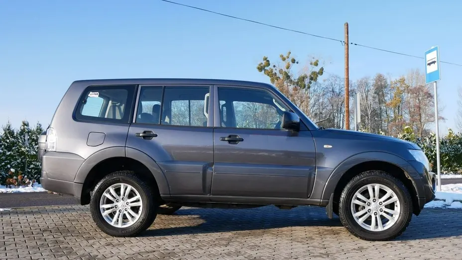MITSUBISHI Pajero -