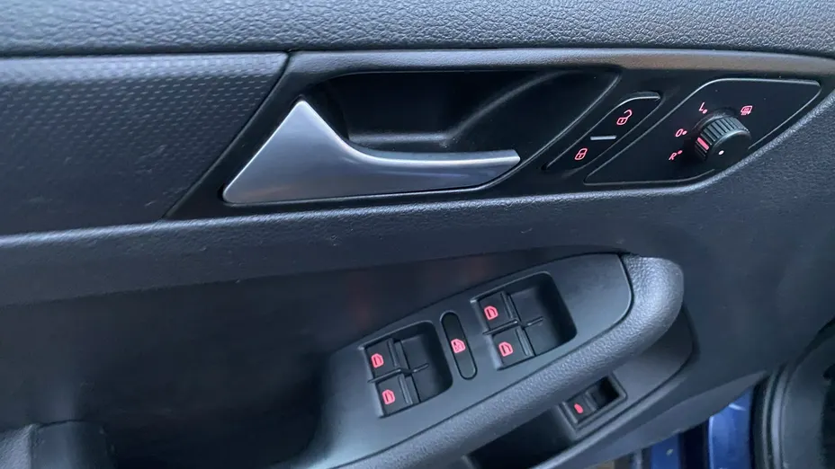 VOLKSWAGEN Jetta -