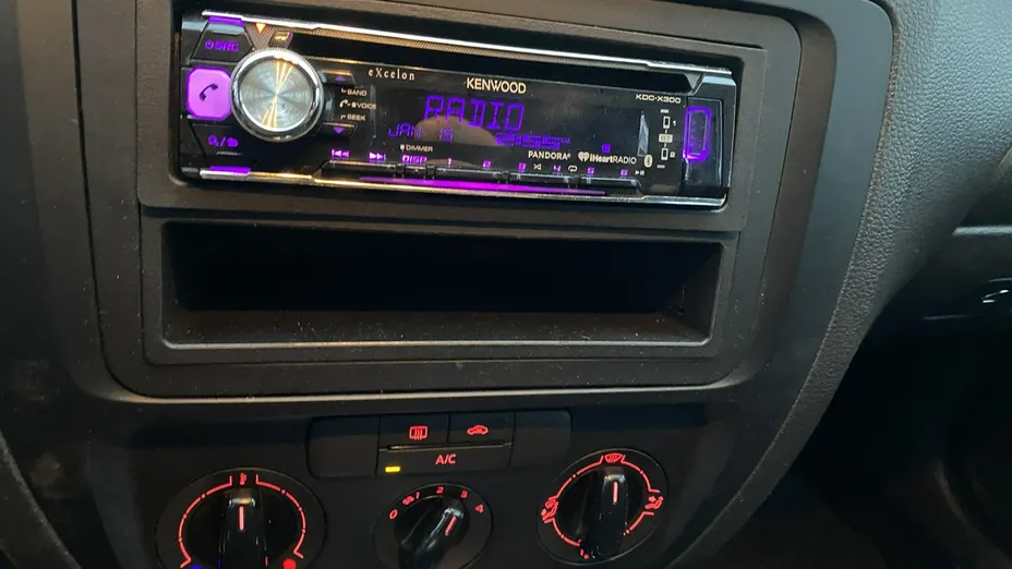 VOLKSWAGEN Jetta -
