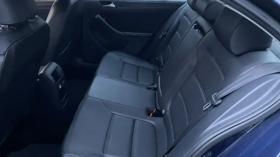 VOLKSWAGEN Jetta -