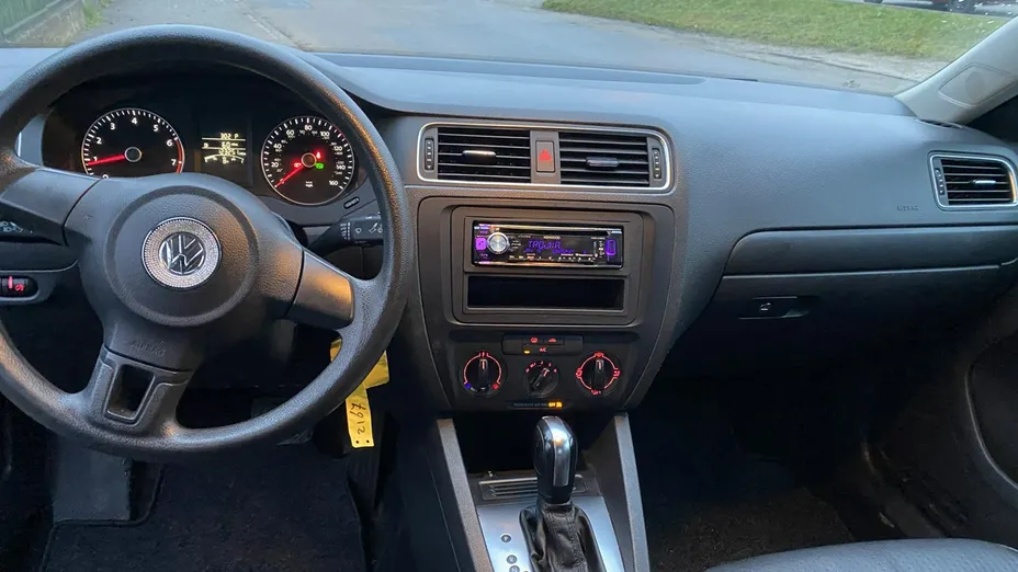 VOLKSWAGEN Jetta -