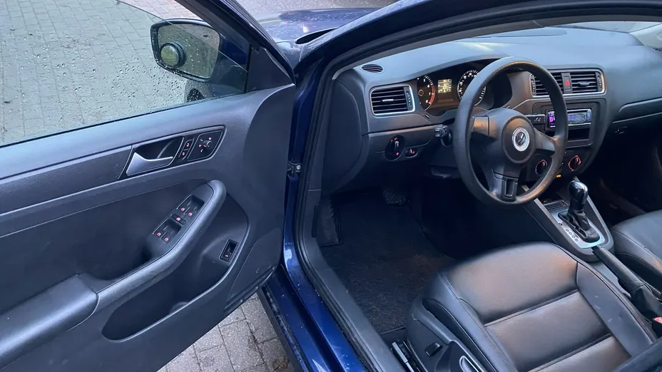VOLKSWAGEN Jetta -