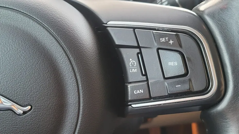 JAGUAR XE -