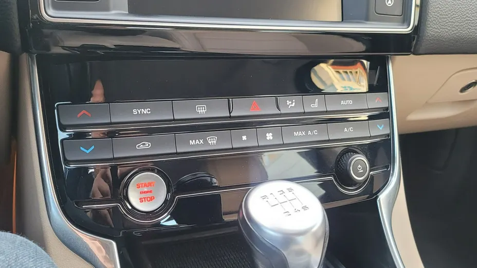 JAGUAR XE -