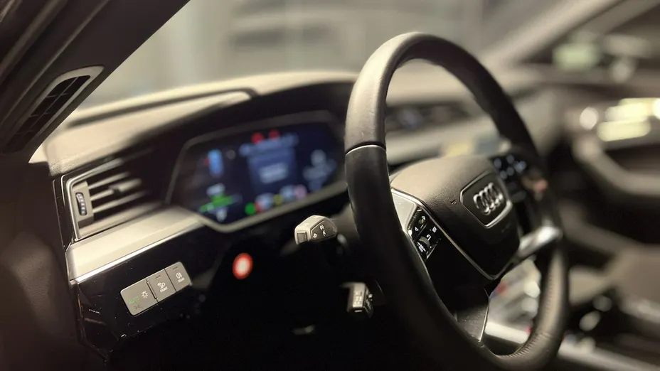 AUDI e-tron -