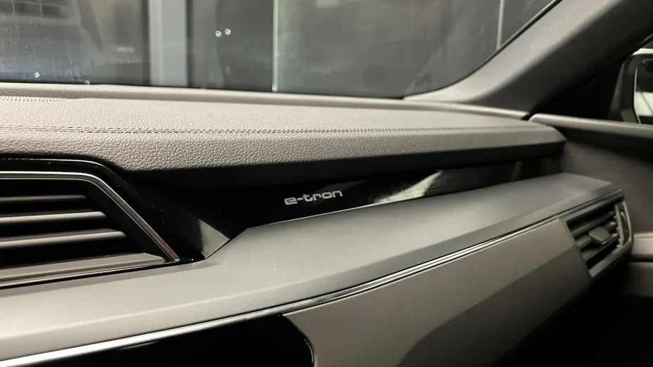 AUDI e-tron -