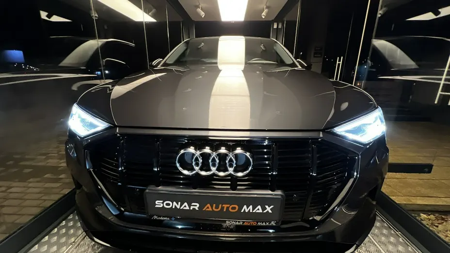AUDI e-tron -