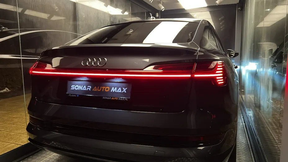 AUDI e-tron -