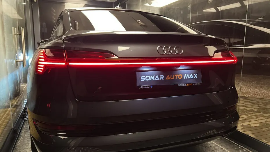 AUDI e-tron -