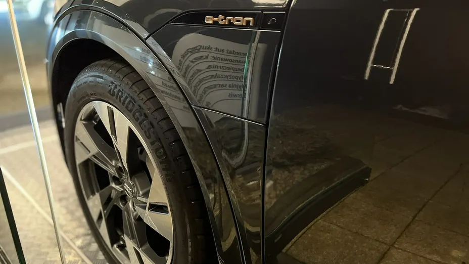 AUDI e-tron -