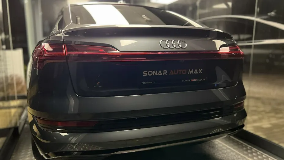 AUDI e-tron -