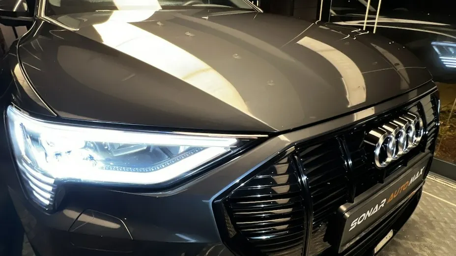 AUDI e-tron -