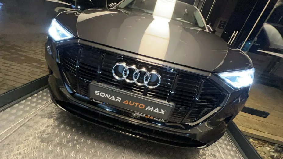 AUDI e-tron -